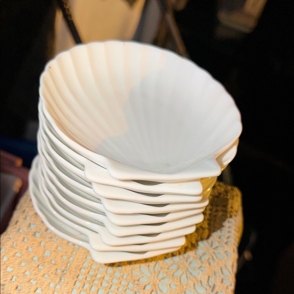 White Shell-Shaped Dish - Picture 2 of 4